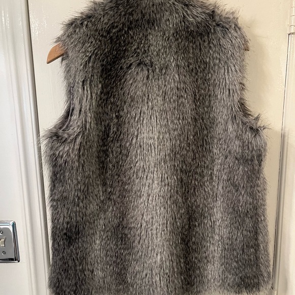 Calvin Klein FAUX FUR VEST GRAY. SAVE - Picture 6 of 8